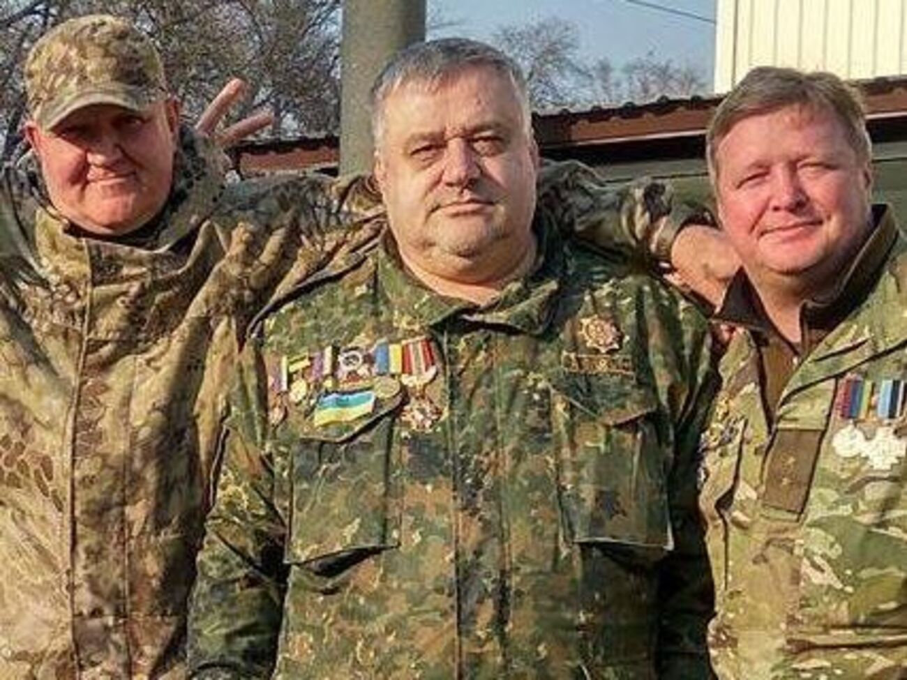 Адвокат Эдмонд Саакян на фото посередине