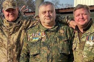 Адвокат Едмонд Саакян на фото посередині