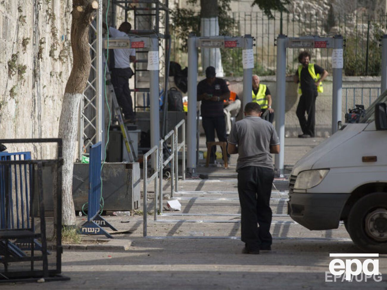 После убийства на Храмовой горе израильских полицейских там были установлены металлоискатели, из-за которых возмутились мусульмане