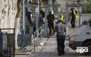 После убийства на Храмовой горе израильских полицейских там были установлены металлоискатели, из-за которых возмутились мусульмане