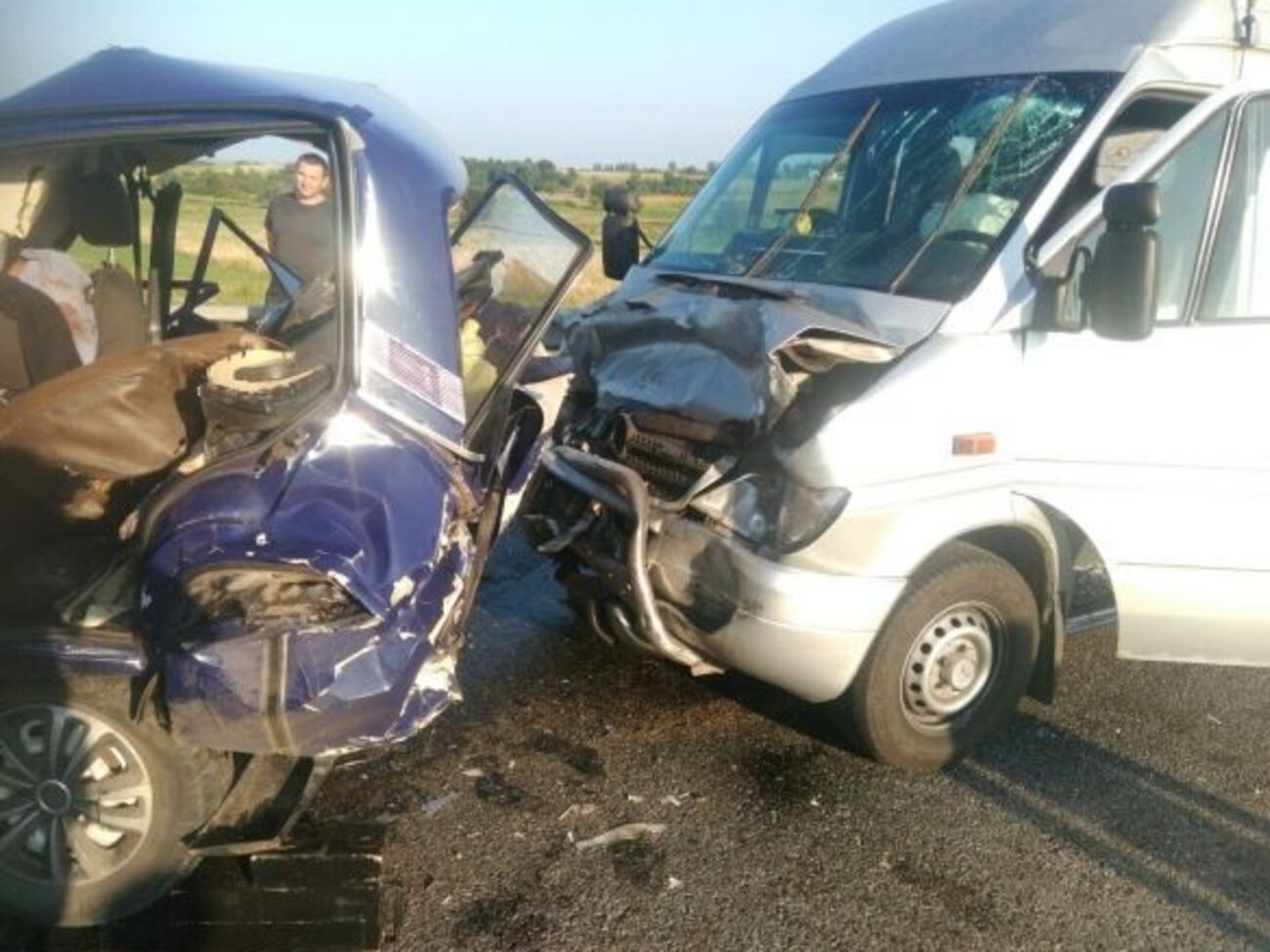 Микроавтобус&nbsp;Mercedes Sprinter&nbsp;столкнулся с легковым автомобилем ВАЗ, который двигался впереди него