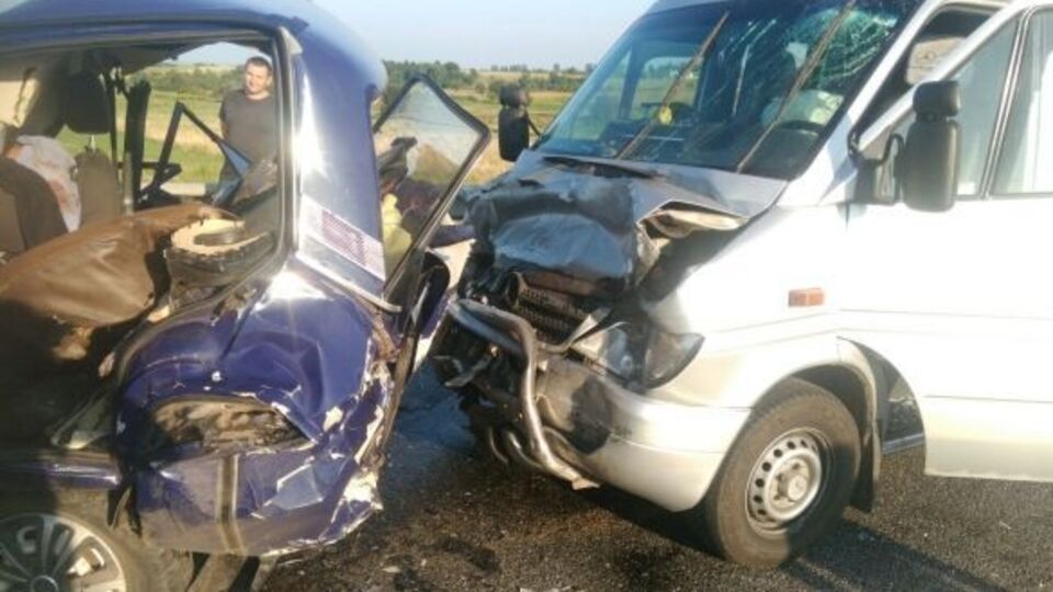 Микроавтобус Mercedes Sprinter столкнулся с легковым автомобилем ВАЗ, который двигался впереди него