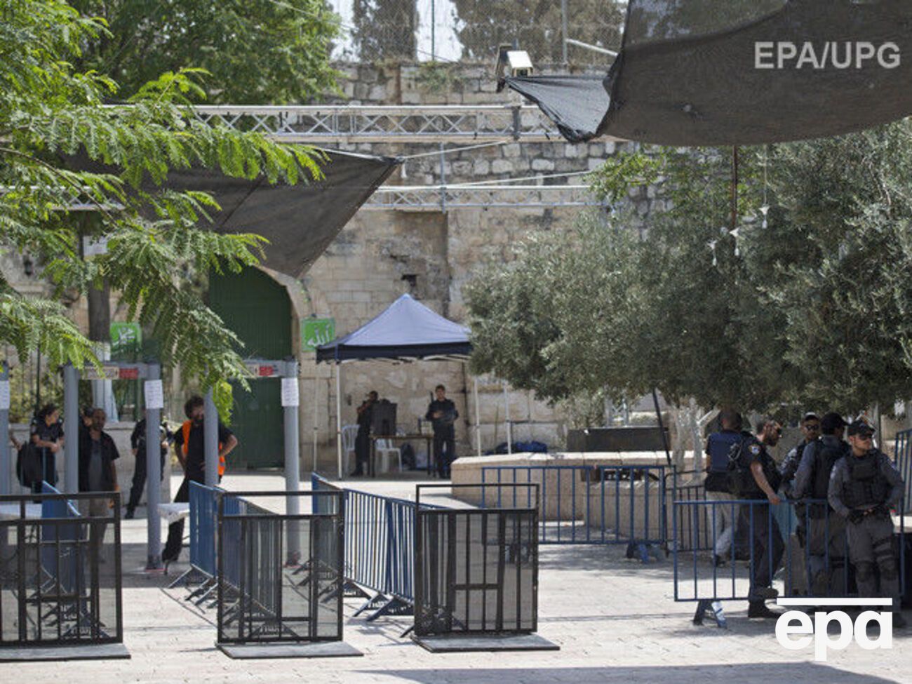 После убийства израильских полицейских на Храмовой горе там были установлены металлоискатели, которые вызвали возмущения среди мусульман