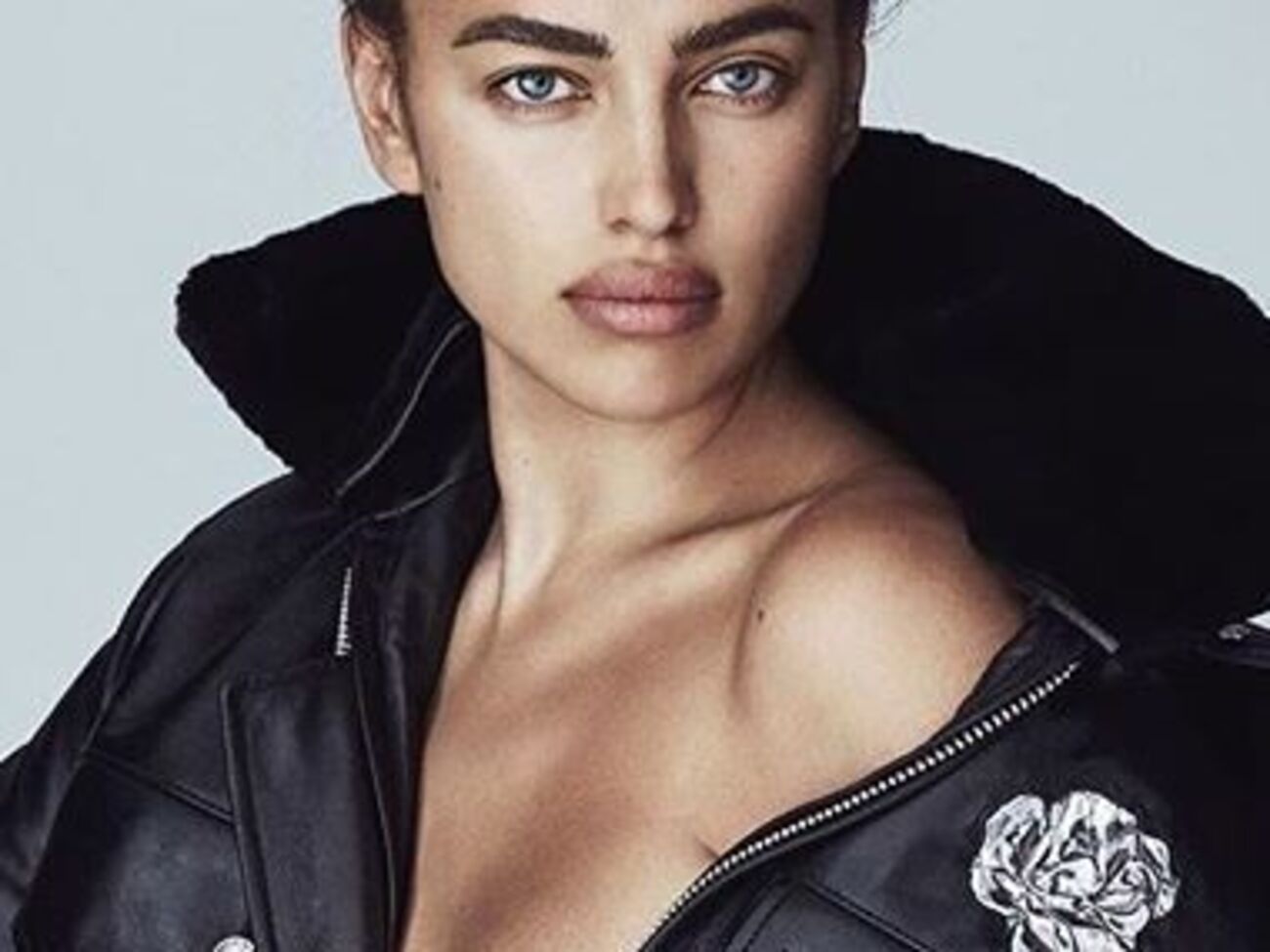 Шейк показала нові фото для Vogue Spain