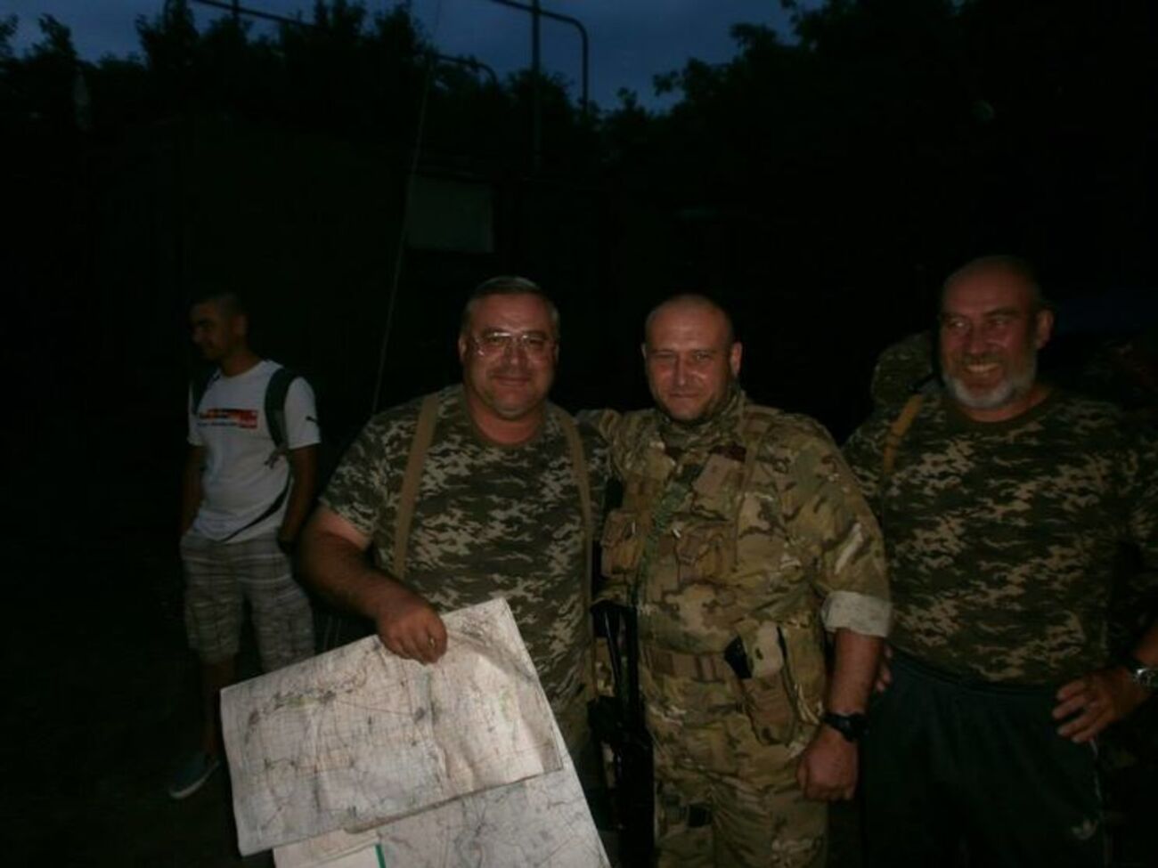 Едмонд Саакян (з картою в руці) повідомив, що бандити "наїхали" на його брата-бізнесмена