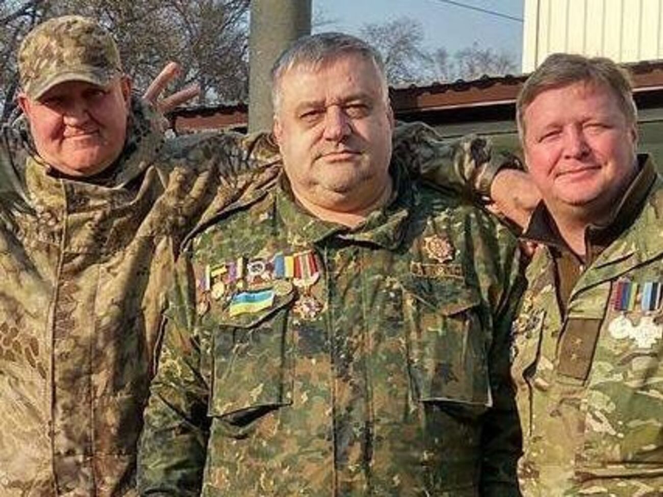 Эдмонд Саакян (посередине) дал показания полиции о перестрелке в Днепре 24 июля