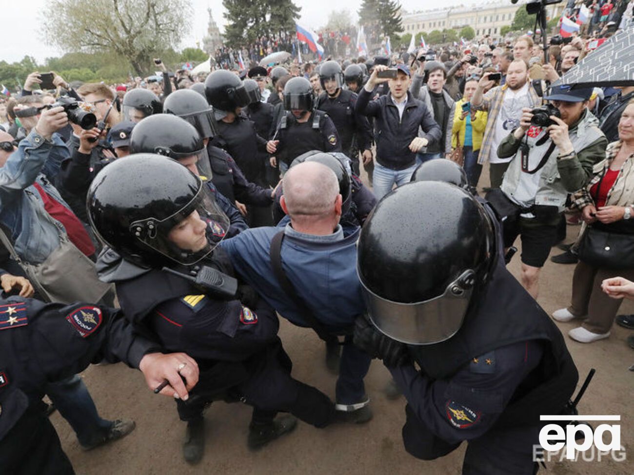 В России требуют извинений от социолога, назвавшего протестующих "дерьмом"