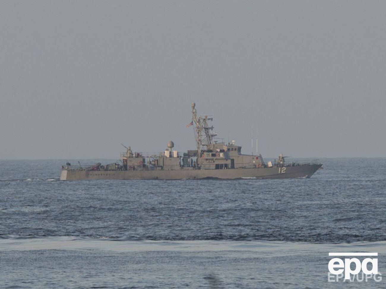 Патрульный корабль США USS Thunderbolt пытался связаться с нарушителями, но безуспешно