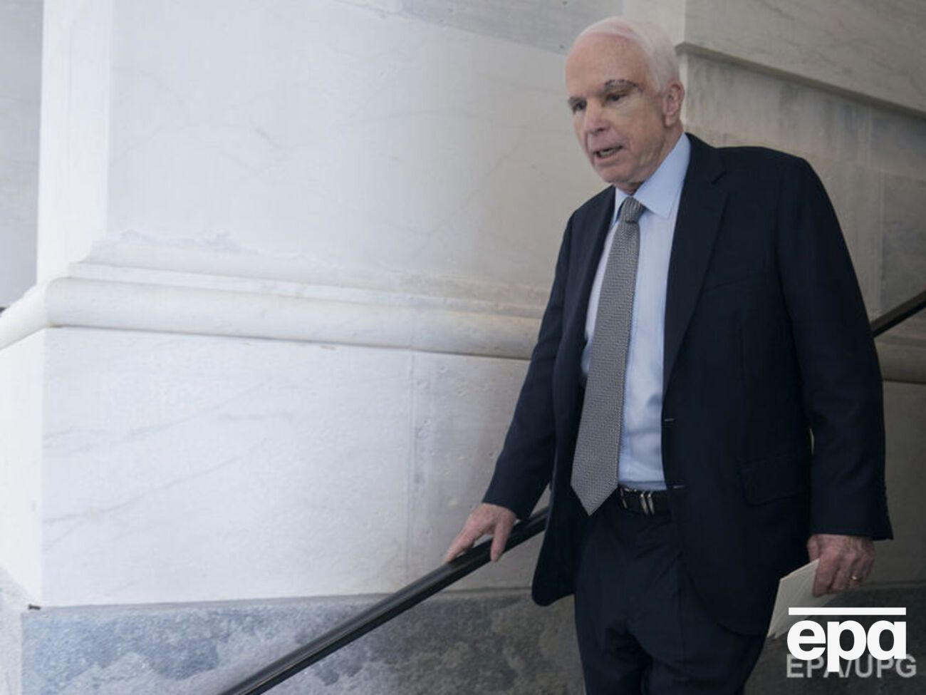 Над левым глазом Маккейна виден шрам