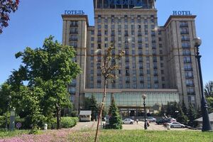 Невідомі повідомили про замінування готелю