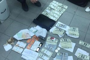 6 липня Луценко заявив, що за вимагання хабара в розмірі $150 тис. затримано двох посадовців "Укрзалізниці"