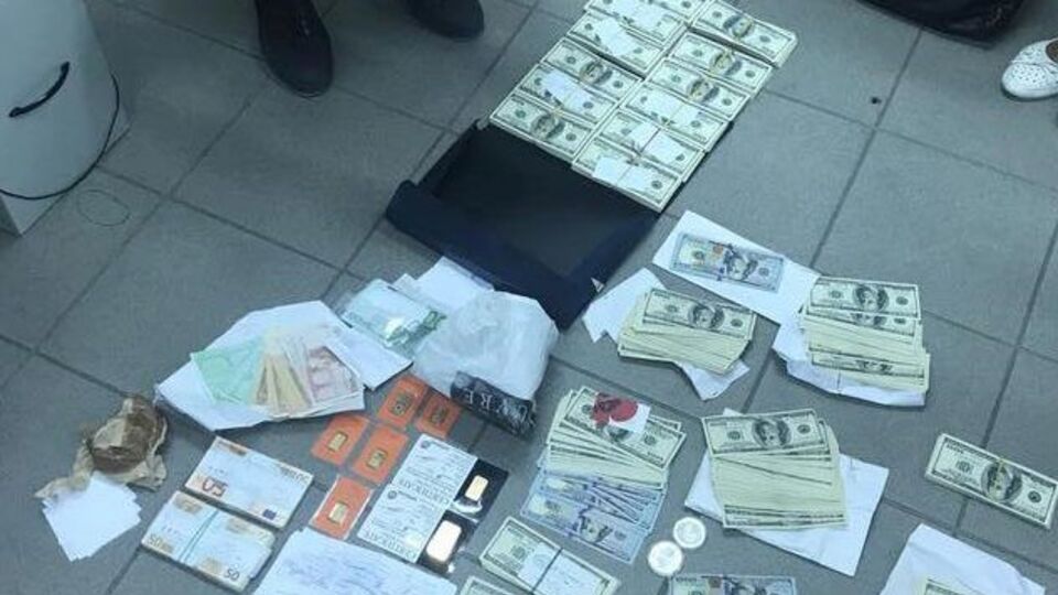 6 липня Луценко заявив, що за вимагання хабара в розмірі $150 тис. затримано двох посадовців "Укрзалізниці"