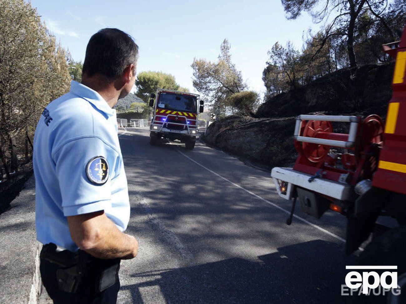 Сильний вітер сприяє поширенню вогню