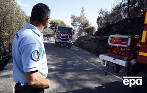 Сильний вітер сприяє поширенню вогню