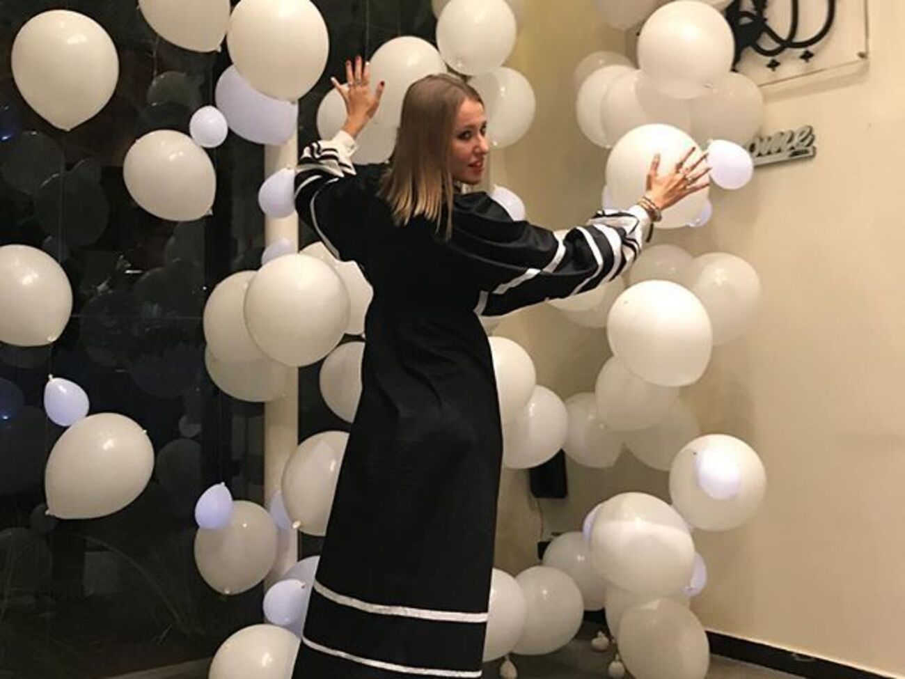 Собчак: Платон Максимович с утра при параде и с букетом. Поздравляет любимую сестру Полину с днем рождения