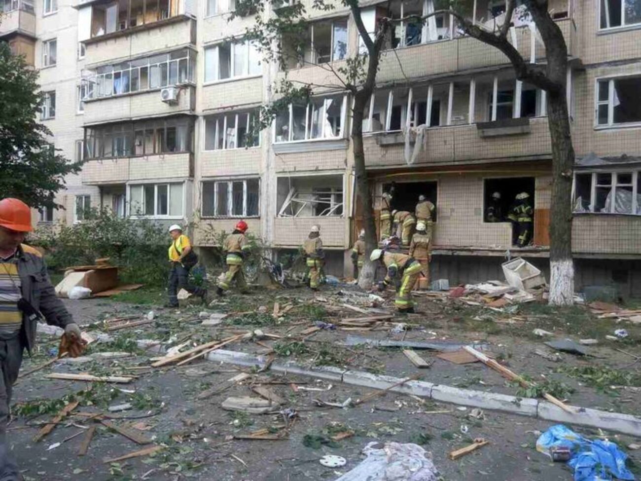 К ликвидации последствий взрыва привлечены 77 спасателей