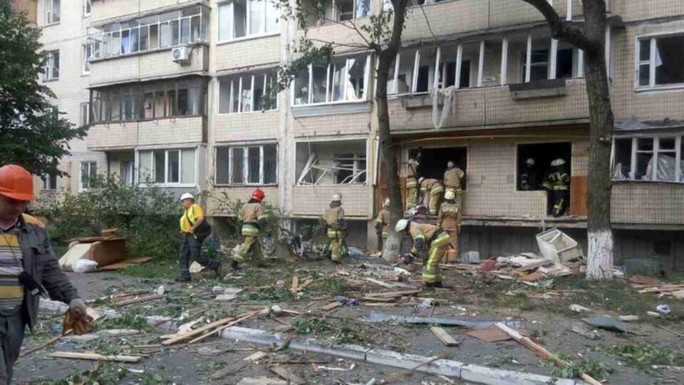 К ликвидации последствий взрыва привлечены 77 спасателей