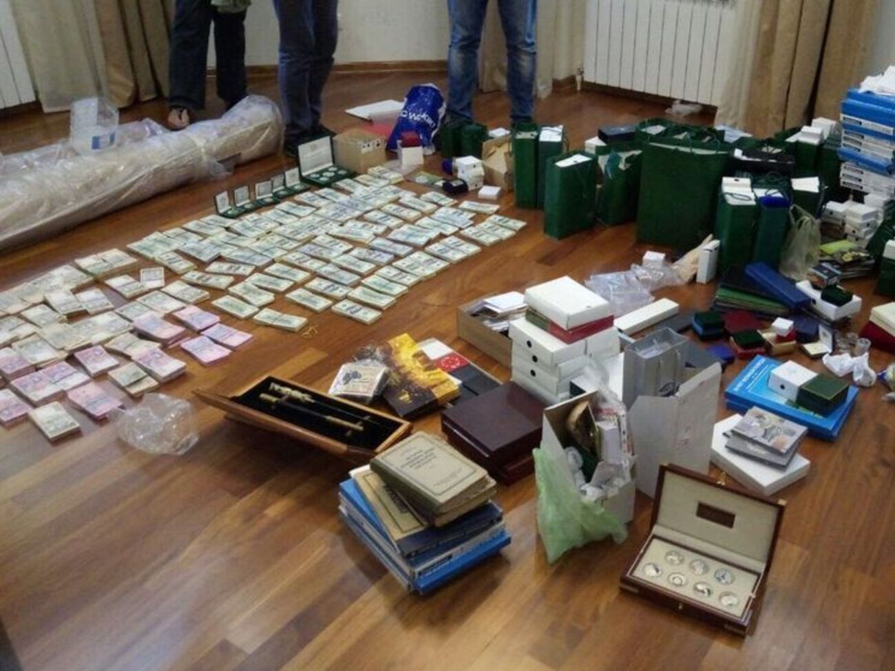 В ходе обысков были изъяты ценности и деньги, происхождение которых устанавливается