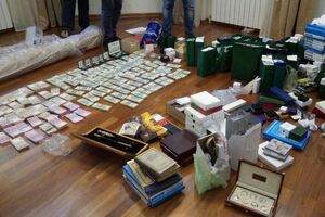 В ходе обысков были изъяты ценности и деньги, происхождение которых устанавливается