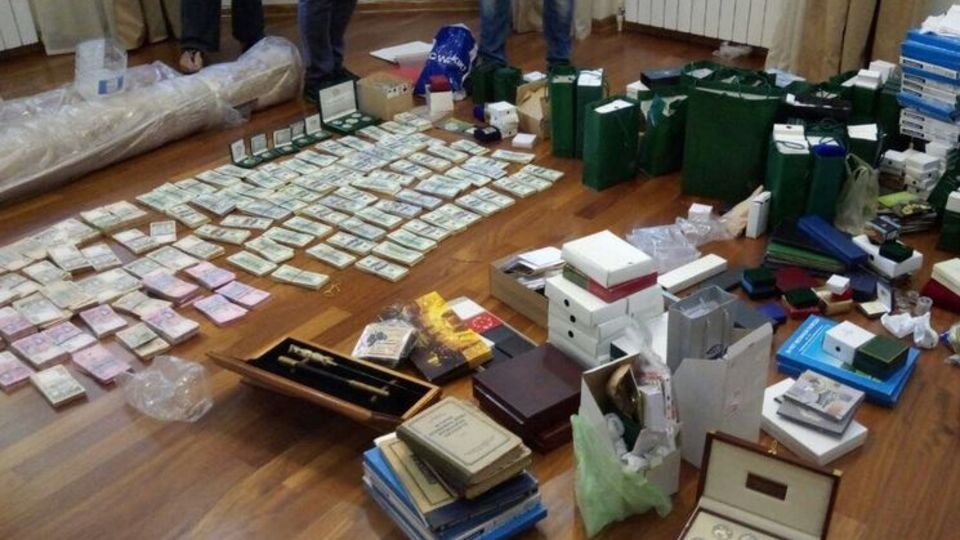 В ходе обысков были изъяты ценности и деньги, происхождение которых устанавливается