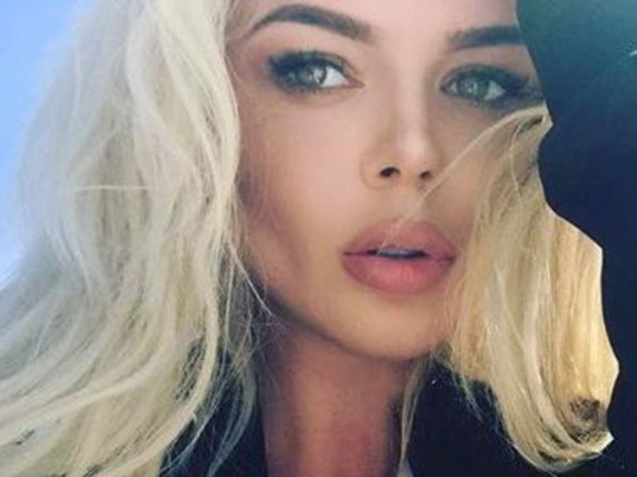 Гросу засвітила груди