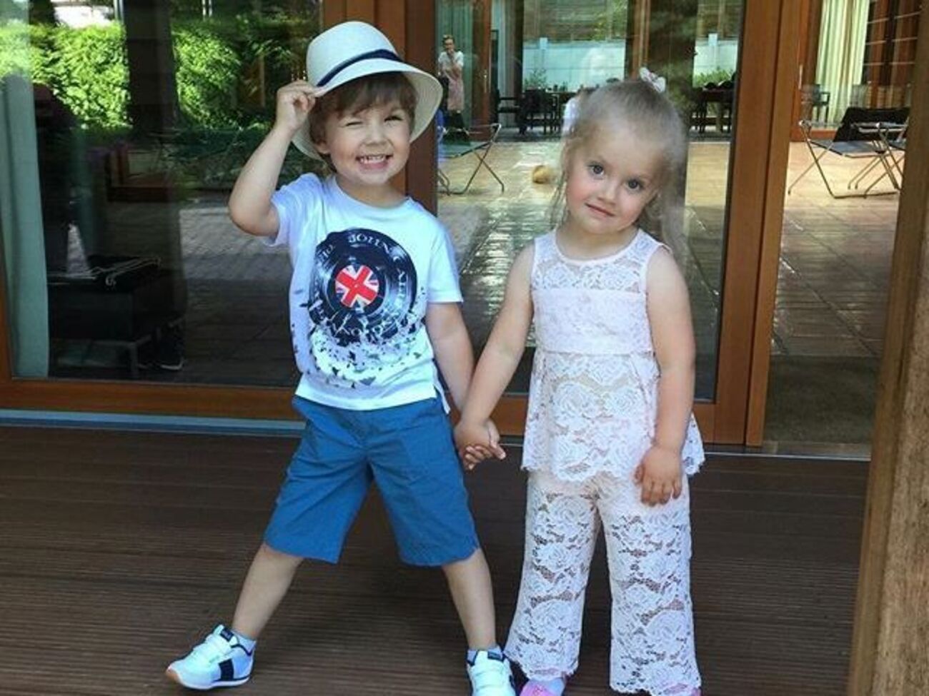 Лиза Галкина поела землянику с грядки