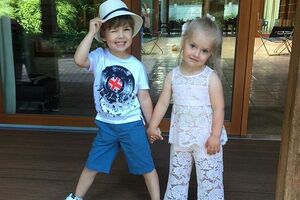 Лиза Галкина поела землянику с грядки