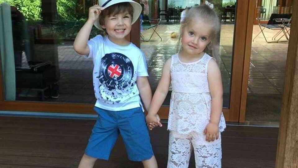 Лиза Галкина поела землянику с грядки