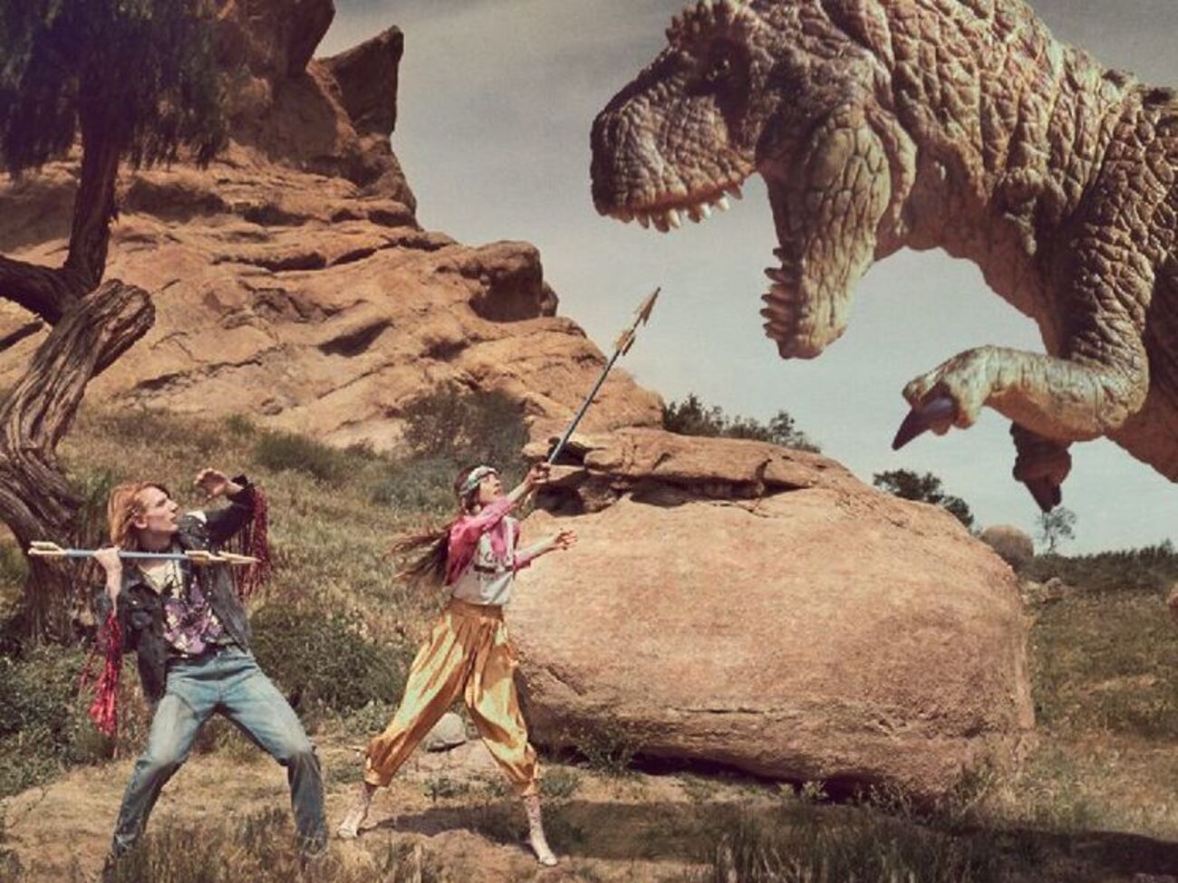 Герои промокампании отбиваются от динозавра