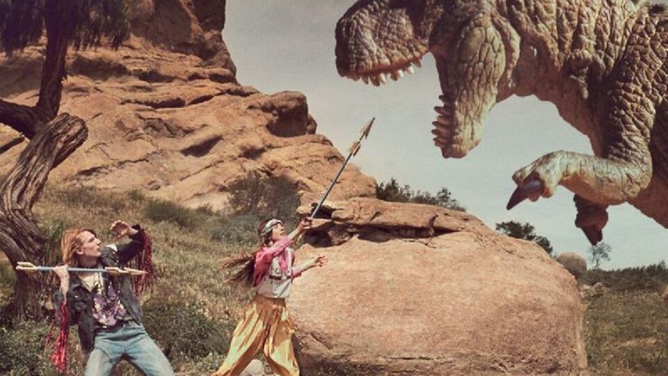 Герои промокампании отбиваются от динозавра