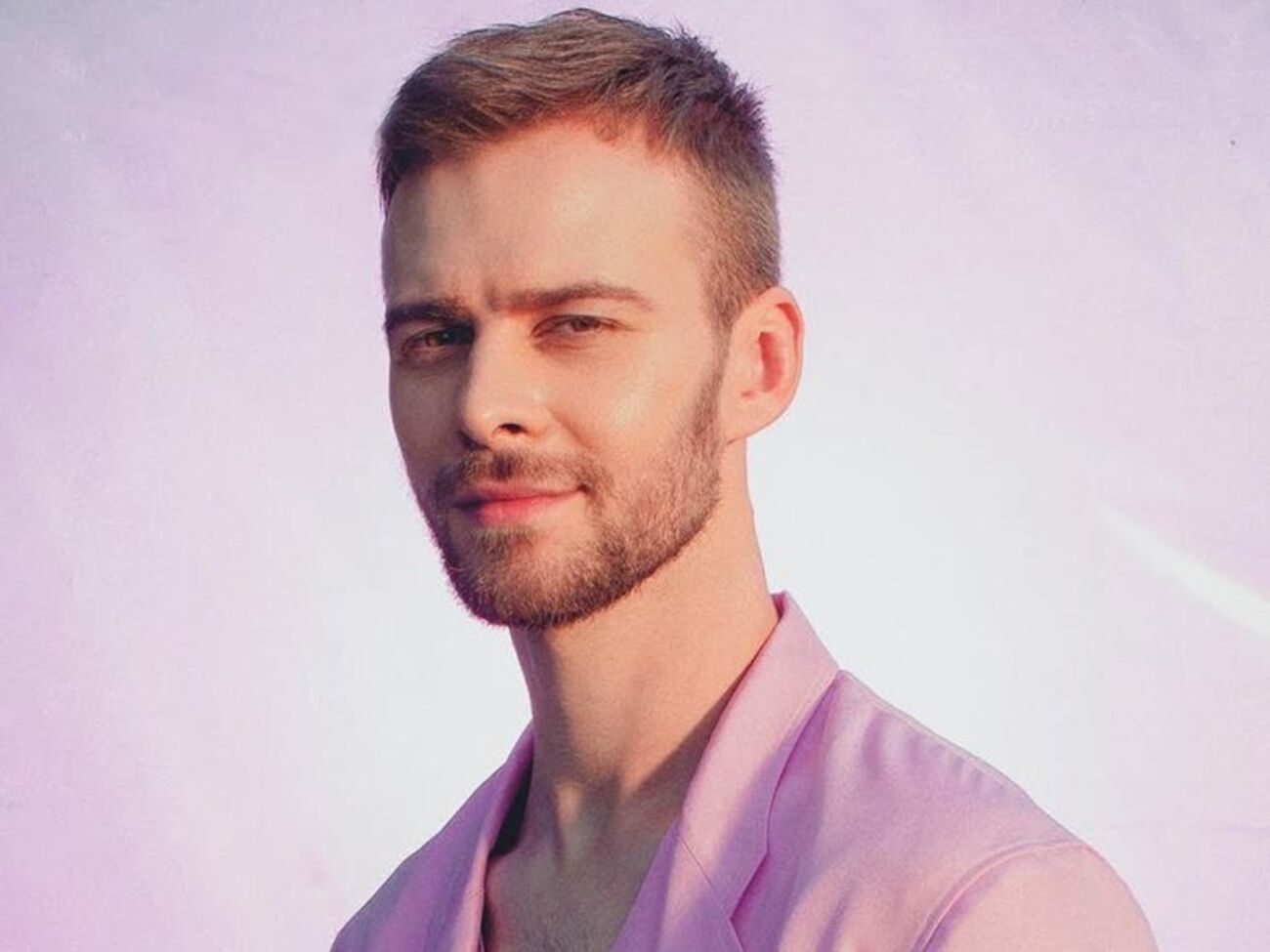 Барских в розовом костюме снялся в ролике на песню "Моя любовь"