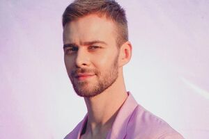 Барских в розовом костюме снялся в ролике на песню "Моя любовь"