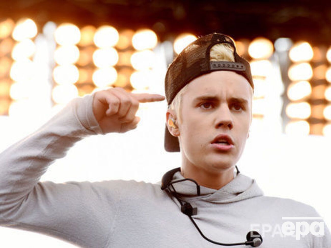 Співак, перебуваючи за кермом автомобіля, збив фотографа