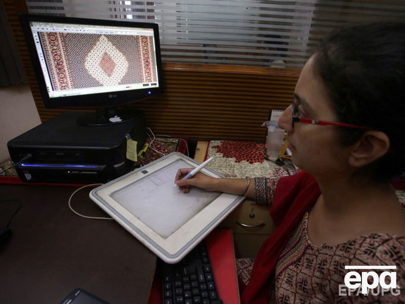 Декларувати доходи повинні і прибиральники, які працюють на антикорупціонерів, кажуть у НАЗК