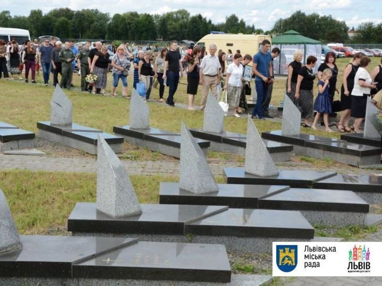 Десятки львів'ян прийшли до пам'ятного знаку в Скнилові