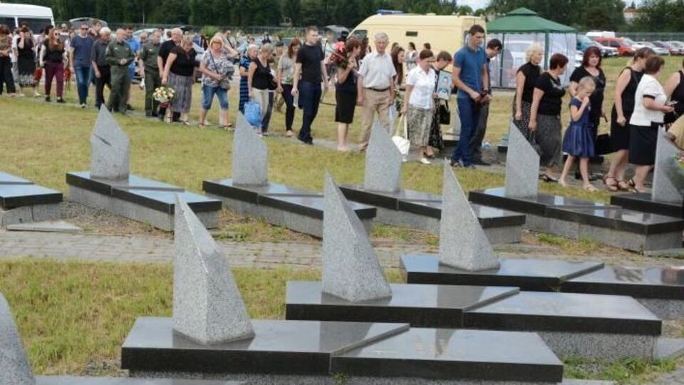 Десятки львів'ян прийшли до пам'ятного знаку в Скнилові