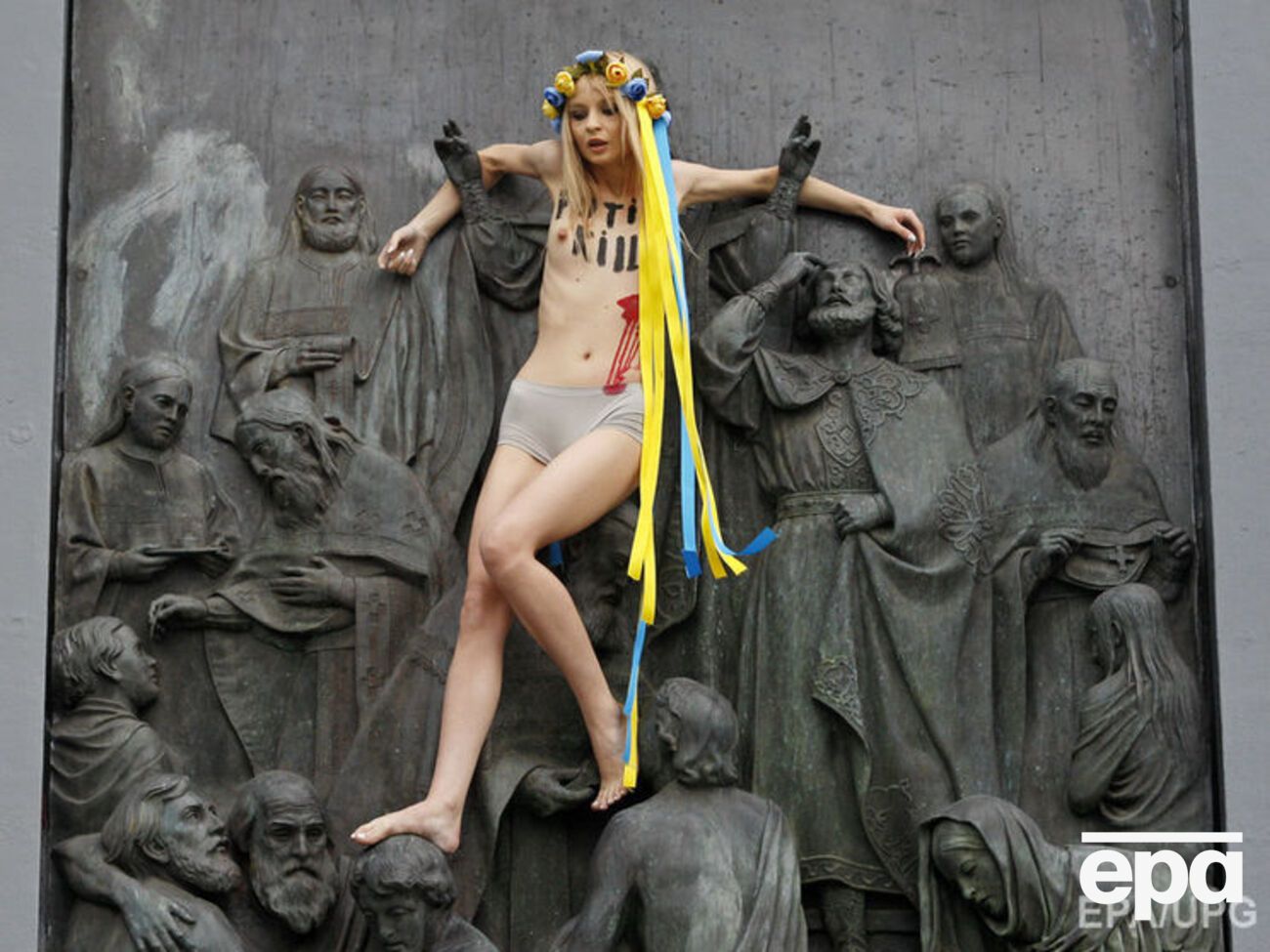 Активістка Femen Ганна Алляйн провела акцію протесту біля пам'ятника Володимиру