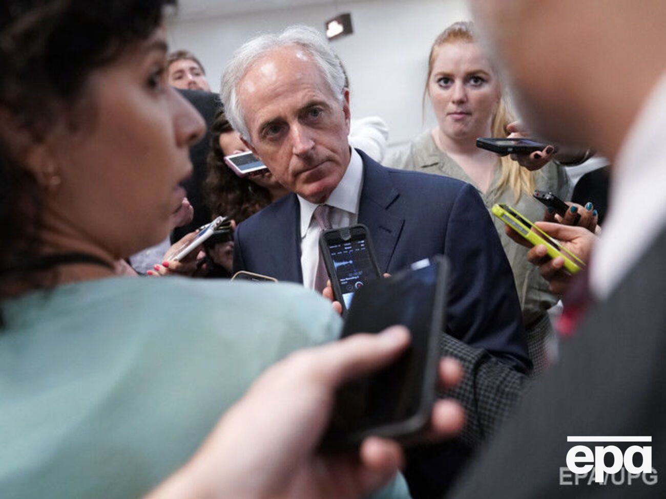 Республиканец Коркер сообщил, что достигнуто соглашение, позволяющее "положить закон о санкциях на стол президенту"