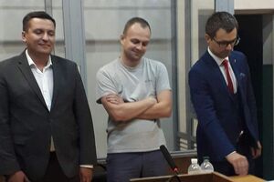 Сусу (в центре) грозит до 10 лет тюрьмы