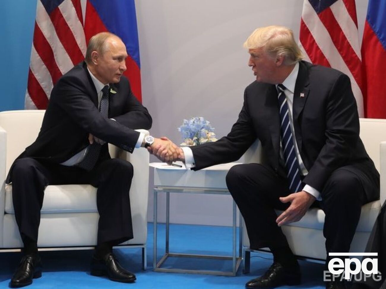 Июль 2017 года, Гамбург, Германия, кулуары саммита G20. Первая официальная встреча президента РФ Владимира Путина и президента США Дональда Трампа