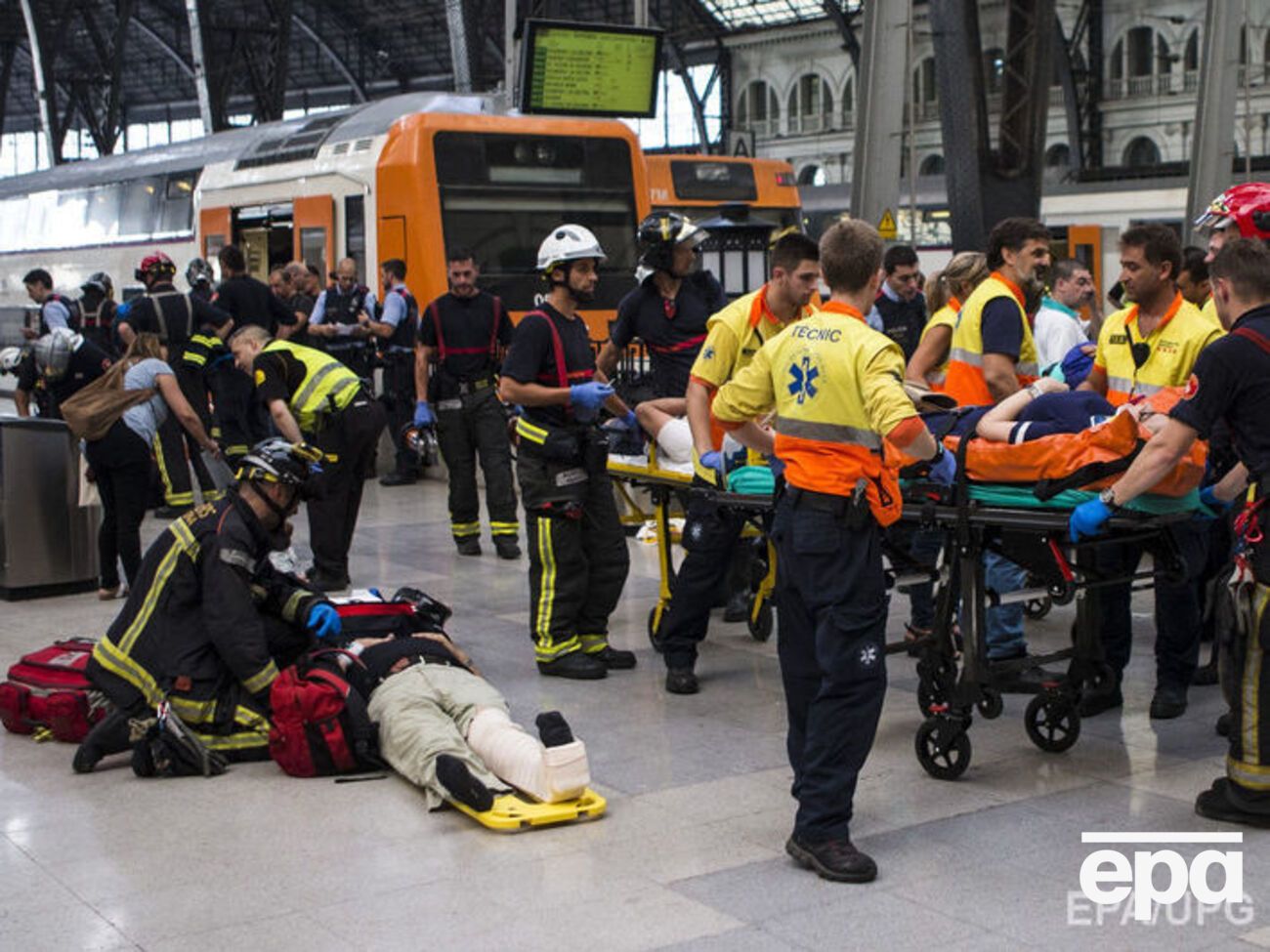 Рятувальники надають допомогу постраждалим під час аварії