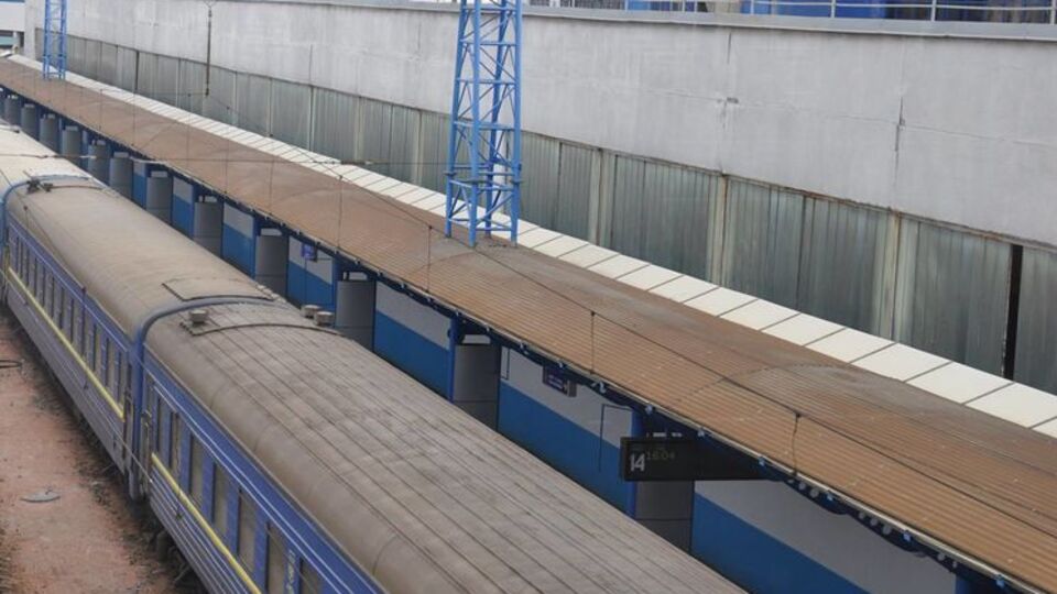 По состоянию на 9.30 из-за изменения маршрута пассажирские поезда задерживаются в пути от одного до трех часов