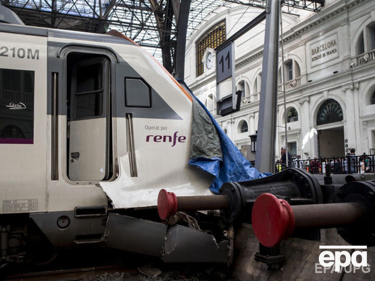 Локомотив врезался в тупик вокзала