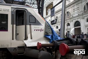 Локомотив урізався в тупик вокзалу