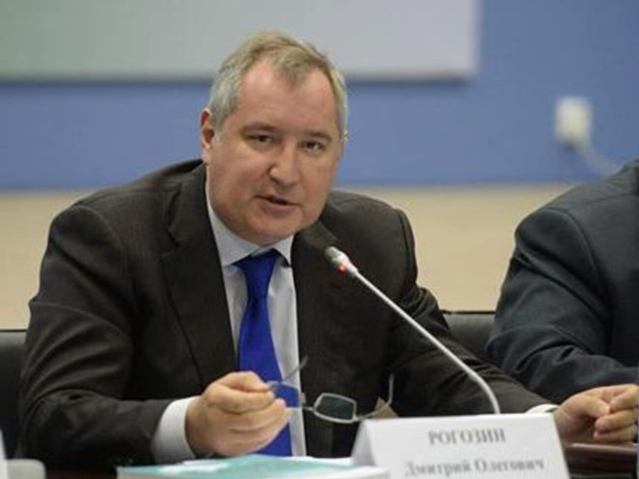 Літак із Рогозіним повертається і сяде в Мінську