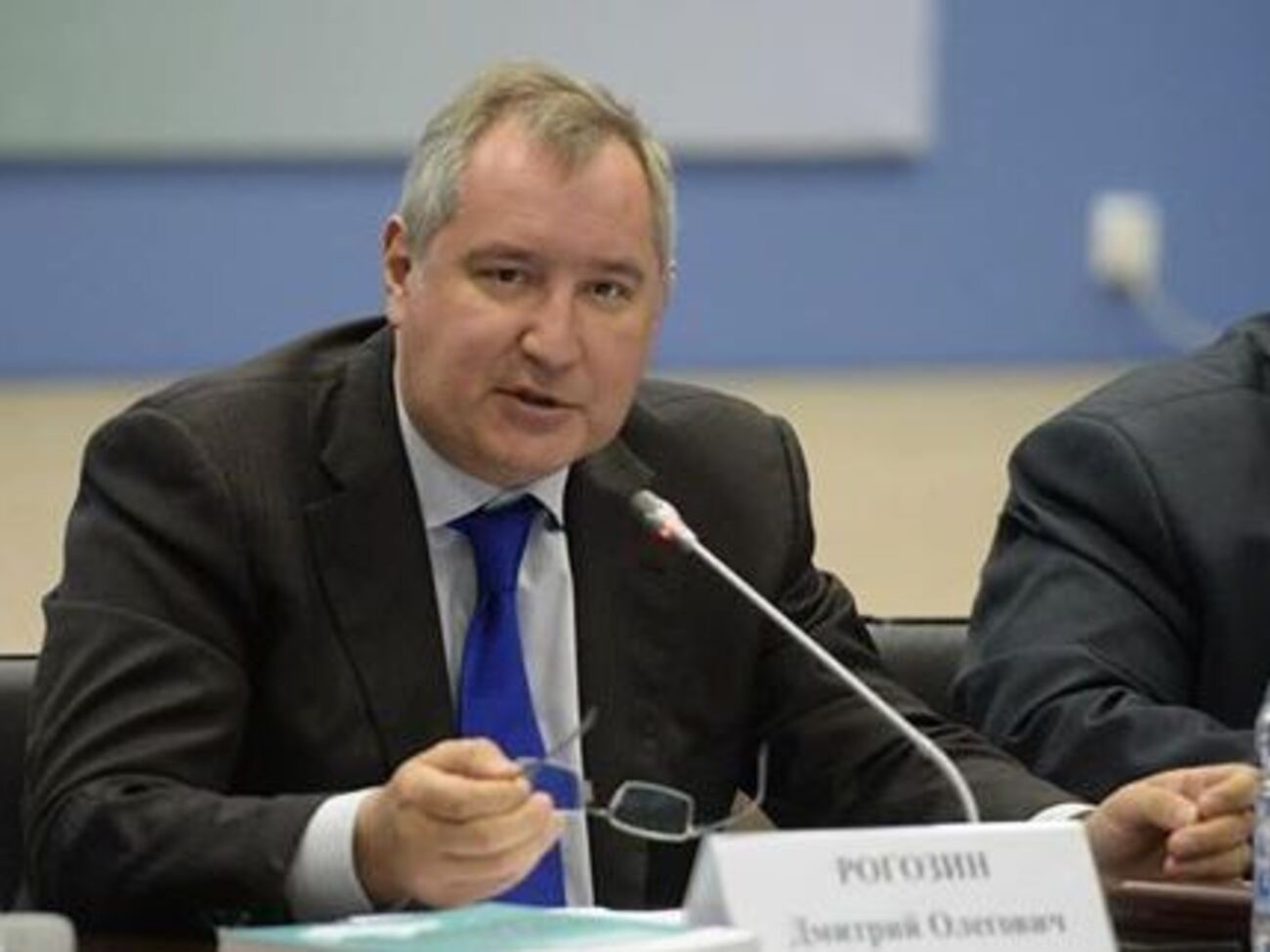 Румынские власти подвергли опасности жизни пассажиров рейсового самолета, заявил Рогозин