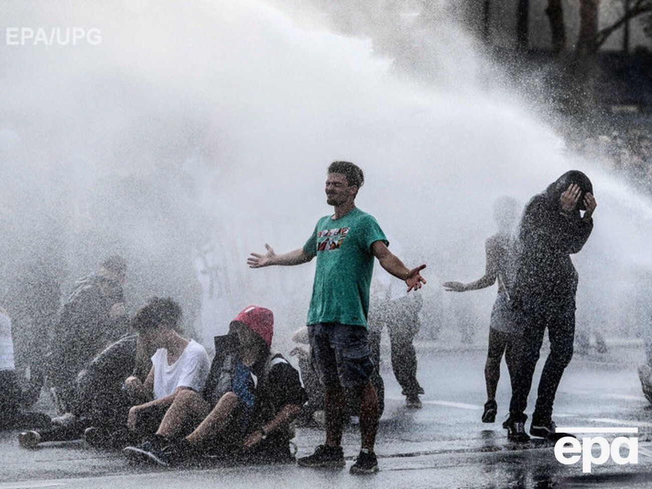 Смердючу рідину зазвичай розбризкують із водометів