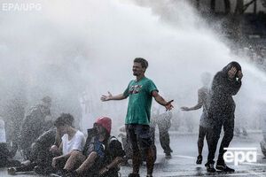 Смердючу рідину зазвичай розбризкують із водометів