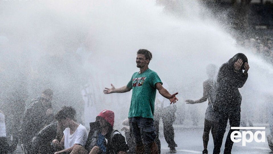 Смердючу рідину зазвичай розбризкують із водометів
