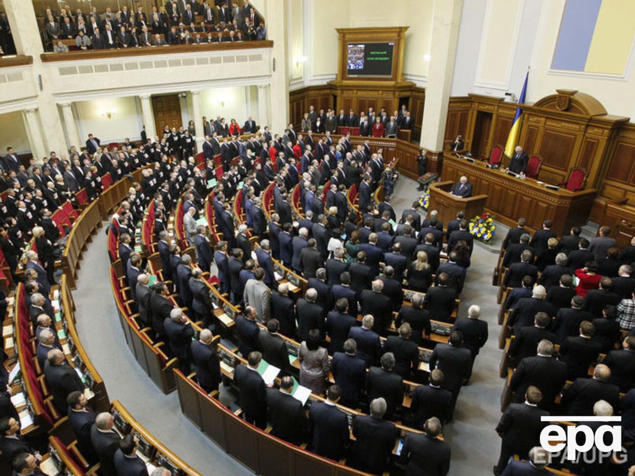 Згідно з опитуванням, до Верховної Ради проходить сім політичних партій